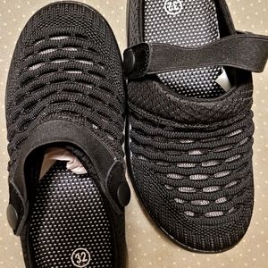 Mesh breathable sleepers/ sneakers Size Eu 32